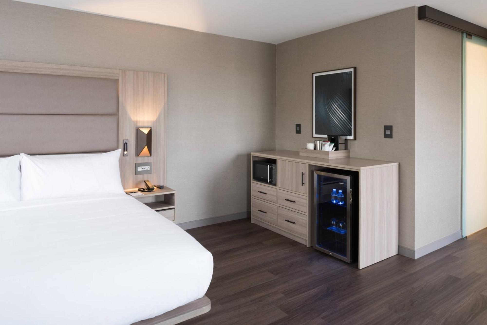 Ac Hotel By Marriott Boston Cleveland Circle Exterior photo