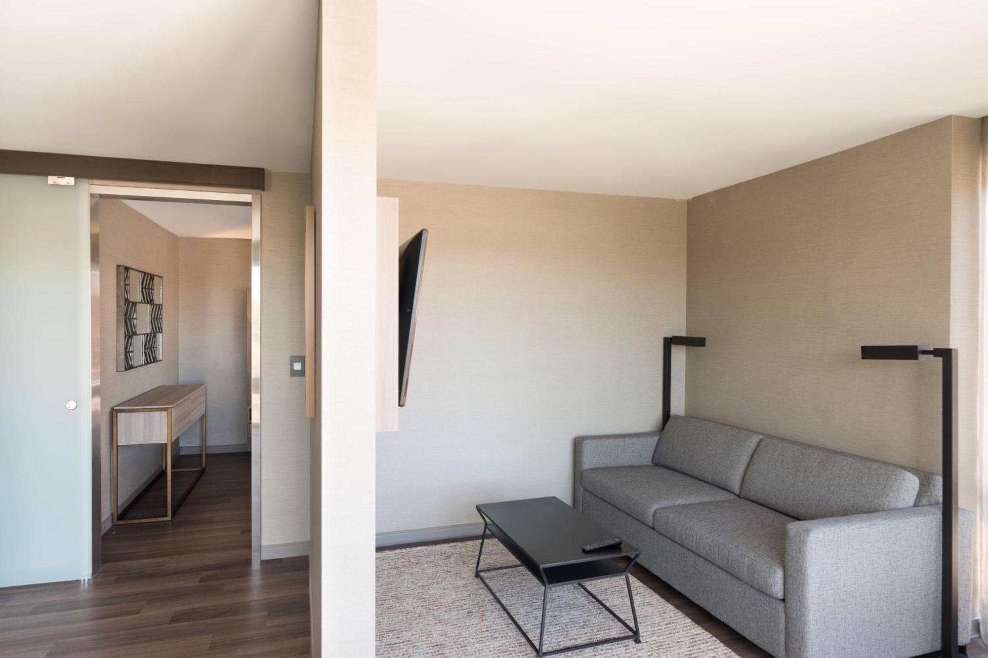 Ac Hotel By Marriott Boston Cleveland Circle Exterior photo